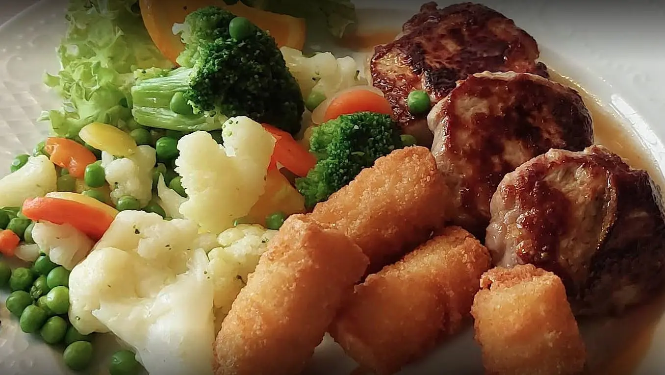 Steaks mit frischem Gemüse und Kroketten von Mart Bankers