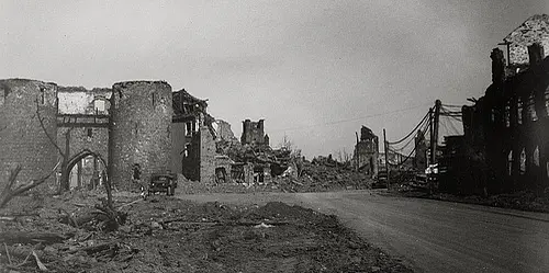 Hexenturm nach der Bombardierung 1944